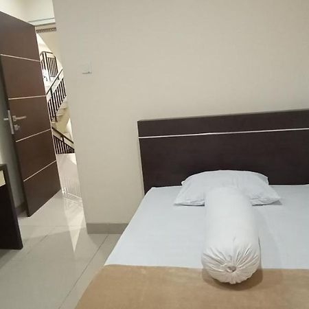 Giant Kost Otel Tangerang Dış mekan fotoğraf