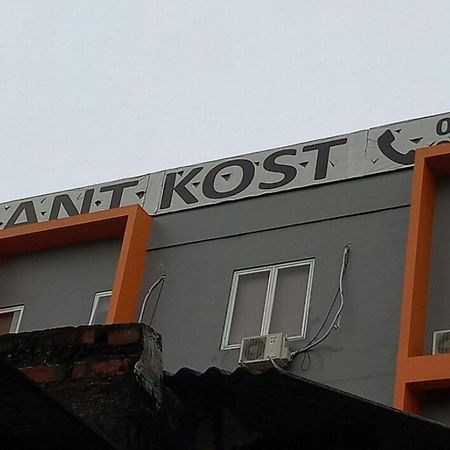 Giant Kost Otel Tangerang Dış mekan fotoğraf